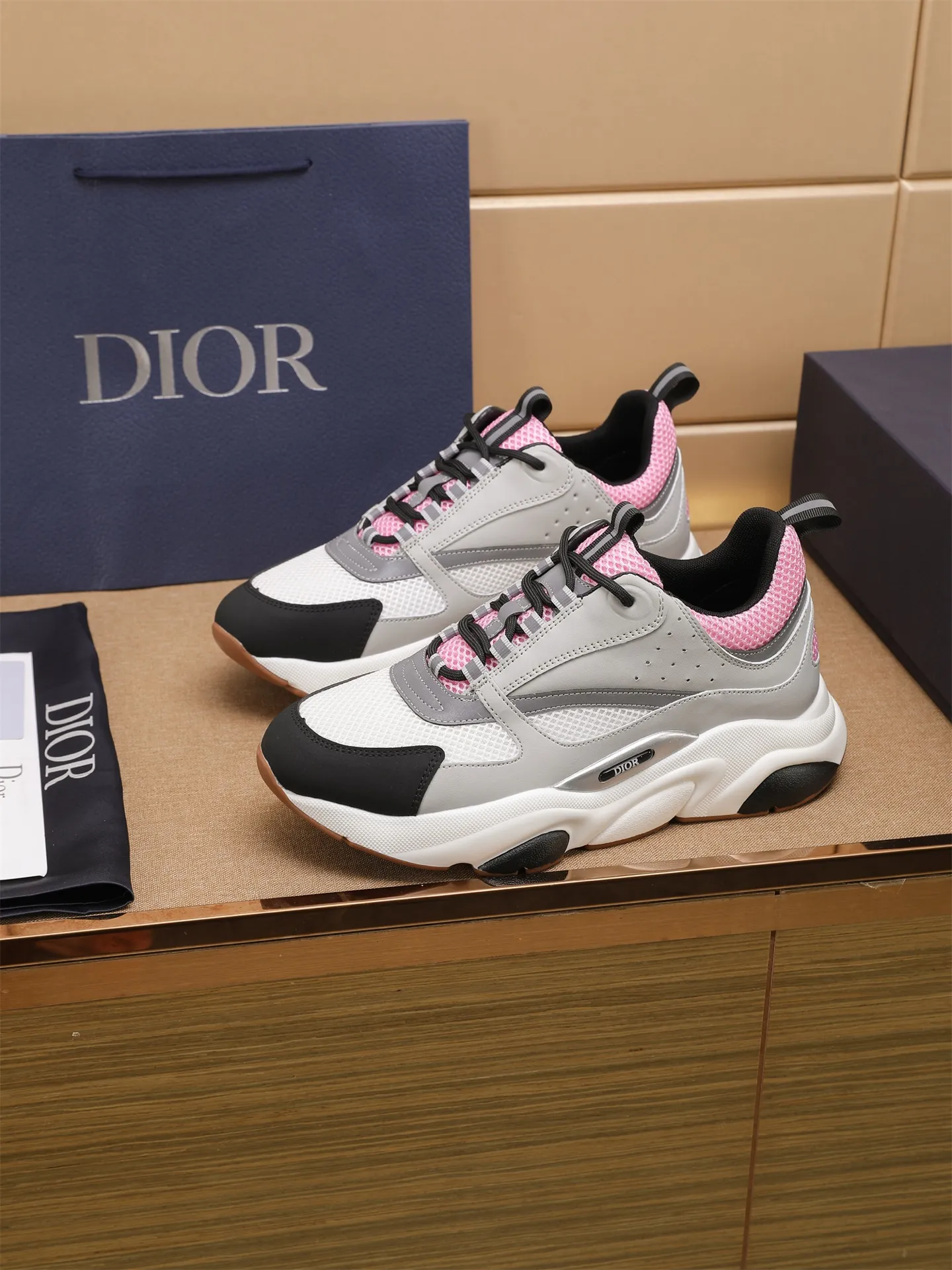 Factory price: 460💰Dior’s top version of D’s b22 men’s sports shoes. Inspired by retro running styles, the chunky low-top silhouette features gray calf leather and blue and white mesh fabric uppers, atop a black, white and blue engraved rubber sole. Nylon ribbon accents the blue mesh tongue and heel counter, and a "dio~" logo appears on the side. Pair it with a suit for a striking contrast and add a sportswear-chic edge to your look. The thick sole can be about 4cm~ Size: 38-45, [46, 47 customized]